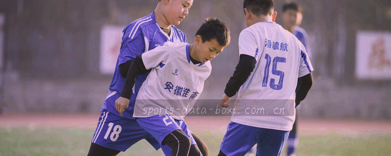 深色背景上整齐排列的卡片阵列抽象图形，带刻度线与编号标记